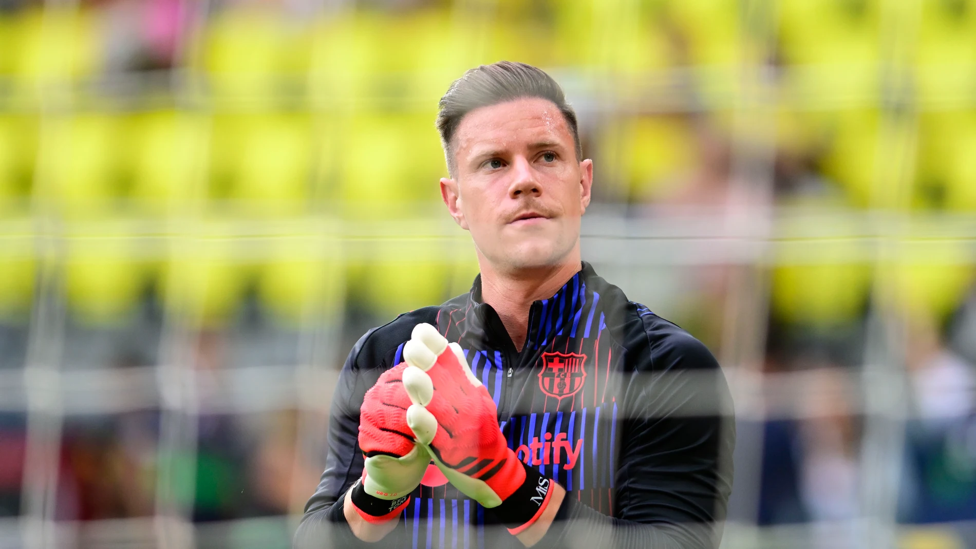 VILLARREAL (CASTELLÓN), 22/09/2024.-El portero alemán del FC Barcelona Marc-André ter Stegen, en el campo antes del partido contra el Villarreal, en la jornada 6 de LaLiga en el estadio de la Cerámica este domingo.- EFE/ Andreu Esteban