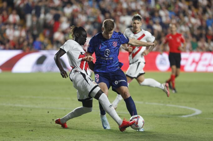 Pathé Ciss y Sorloth luchan por la pelota