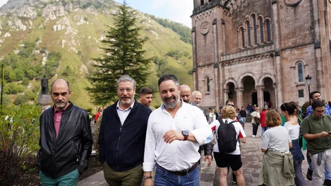 El presidente de Vox, Santiago Abascal, con miembros de su partido durante su visita a la Basílica de Covadonga este domingo.