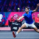 Alcaraz volea en uno de sus partidos de la Laver Cup