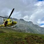 El helicóptero del Gobierno rescata a una montañera alemana perdida en Peña Vieja
