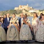 El concejal de Fiestas, Santiago Ballester, junto a las falleras