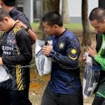 Tres de los detenidos en Malasia son custodiados por agentes de policía