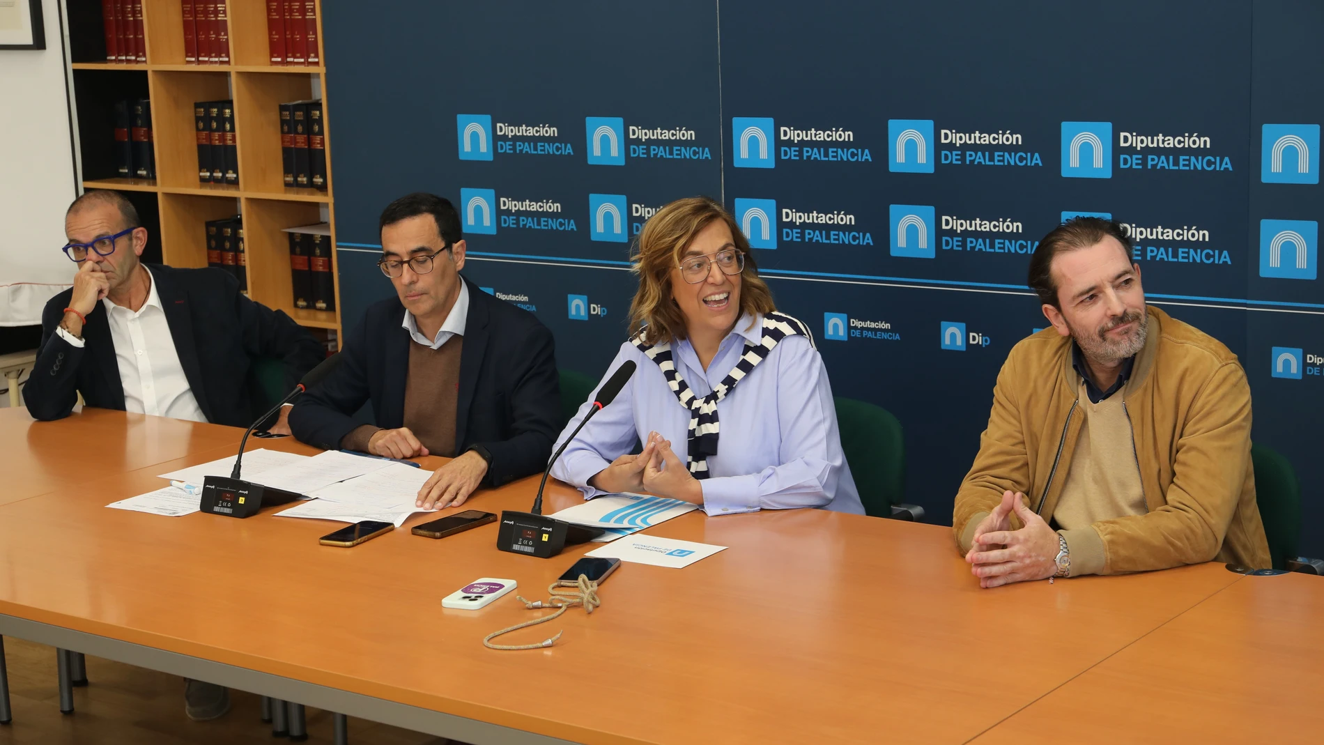 La presidenta de la Diputación de Palencia, Ángeles Armisén, acompañada del diputado de Servicios Sociales, Juan Antonio Obispo, presenta las actividades socio-comunitarias para el cuarto trimestre del año y hacen balance de los programas del año, en la imagen junto al jefe de Servicio, Ángel Gómez (I) ; y al coordinador César Burón(D)
