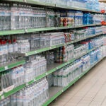 Estante de agua en un supermercado