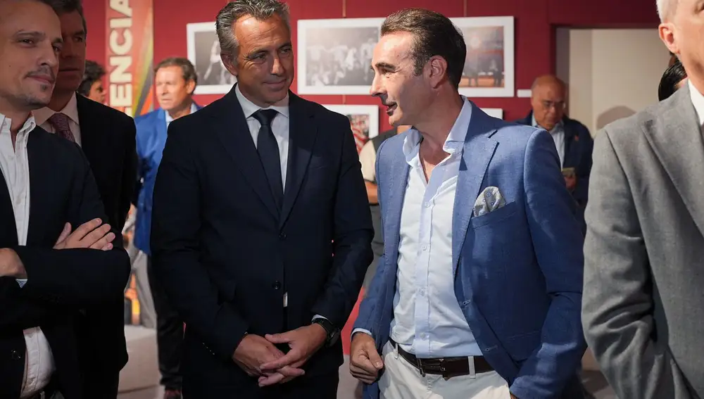 El valenciano recorrió y comentó la exposición en su homenaje