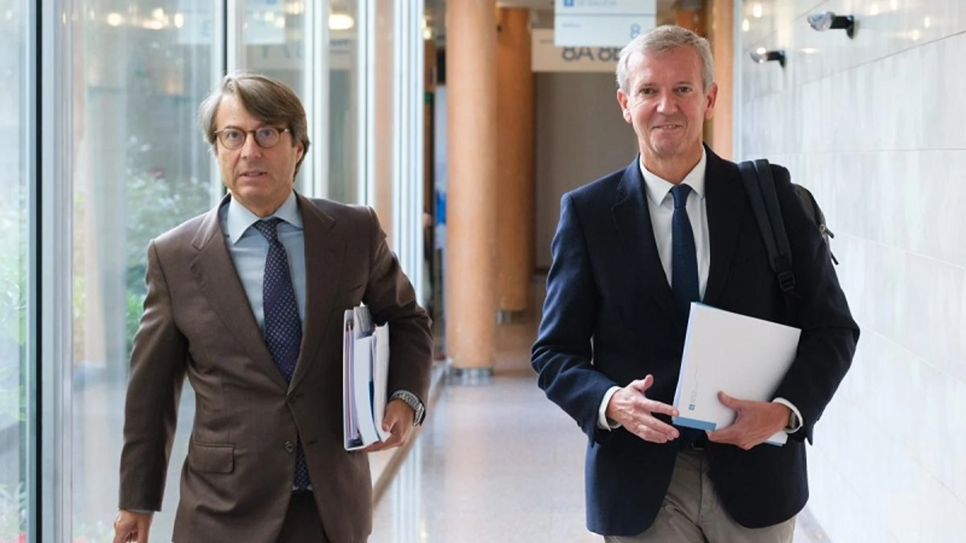 Alfonso Rueda (derecha), esta mañana, con el conselleiro de Hacienda, Miguel Corgos. Alfonso Rueda (derecha), esta mañana, con el conselleiro de Hacienda, Miguel Corgos.