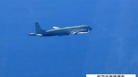 Imagen tomada por la Fuerza de Autodefensa Aérea de Japón en la que se ve un avión de patrulla ruso IL-38