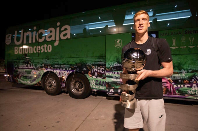 Alberto Díaz, con el trofeo de campeón de la Supercopa