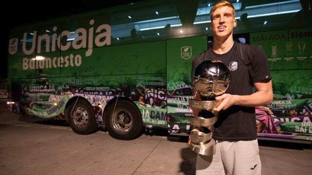 Alberto Díaz, con el trofeo de campeón de la Supercopa