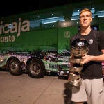 Alberto Díaz, con el trofeo de campeón de la Supercopa