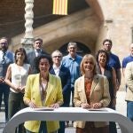 La viceprimera secretaria del PSC, Lluïsa Moret (d), y la secretaria general de ERC, Marta Rovira (i), junto los equipos negociadores del PSC y de ERC han firmado este miércoles el acuerdo para la investidura del líder de los socialistas catalanes, Salvador Illa, ante la Biblioteca de Catalunya, en el barrio barcelonés del Raval. 