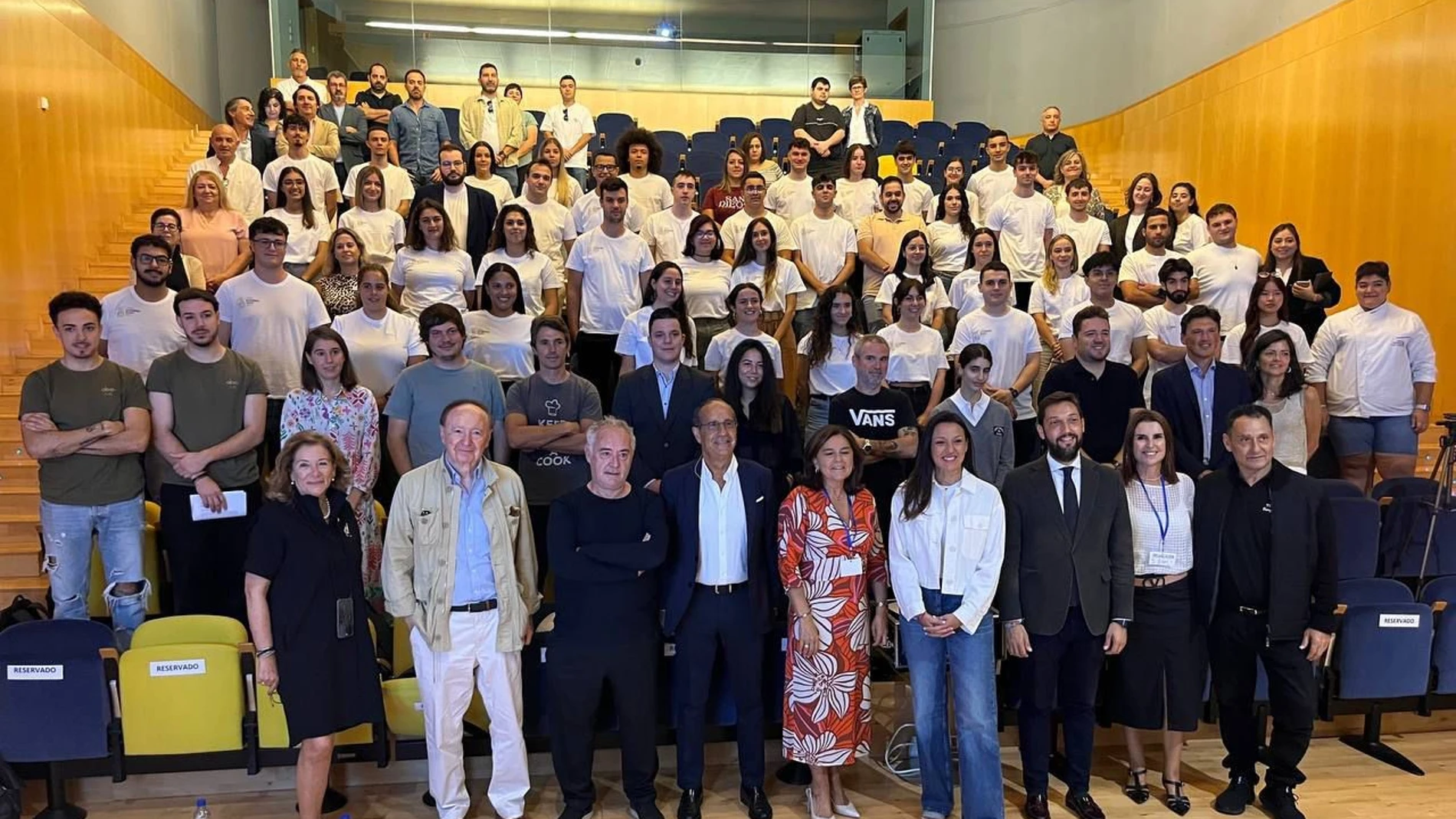 La consejera, con organizadores, responsables de las escuelas de hostelería, mentores y alumnos, en la inauguración del Campus Gastronómico