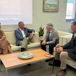Barrachina hoy junto a representantes de la Confederación Empresarial Valenciana (CEV)