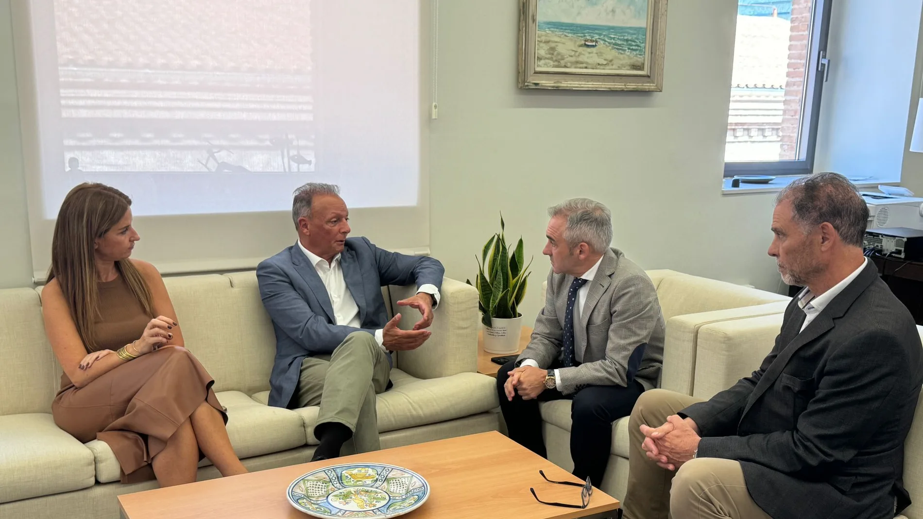 Barrachina hoy junto a representantes de la Confederación Empresarial Valenciana (CEV)