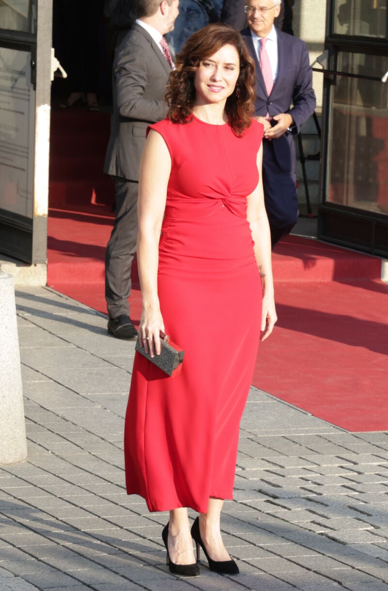 Ayuso con vestido rojo.
