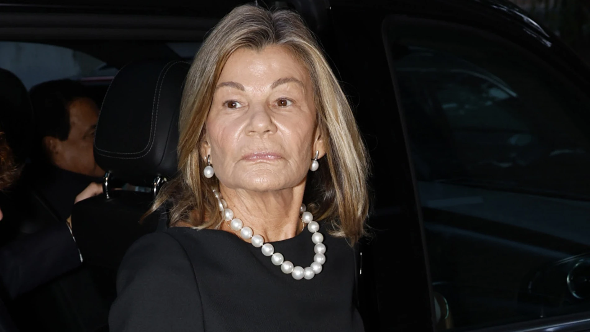 Cari Lapique en la misa funeral por su marido y su hija Caritina