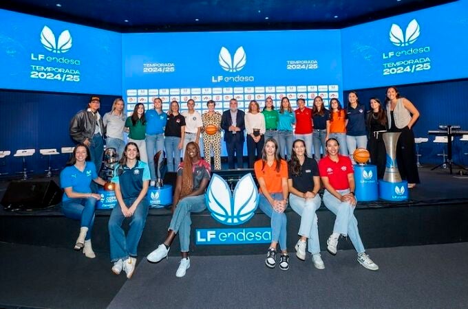 En el centro, Elisa Aguilar, presidenta de la FEB, Rodríguez Uribes, presidente del CSD, y María Lacasa, de Endesa, en la presentación de la LF Endesa