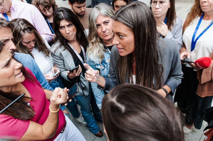 Miriam Nogueras (Junts) ofrece declaraciones a los medios sobre la seda de déficit en el Congreso de los Diputados 