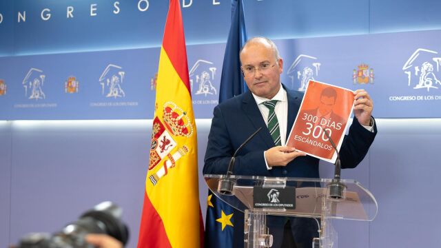 El portavoz del PP en el Congreso, Miguel Tellado, en el Congreso con el dossier de los 300 escándalos del Gobierno.