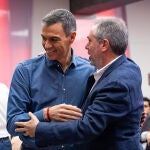 El presidente del Gobierno, Pedro Sánchez, y el secretario general del PSOE de Andalucía, Juan Espadas