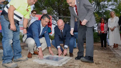 Jesús Julio Carnero junto a José Luis Bellido, colocando la piedra