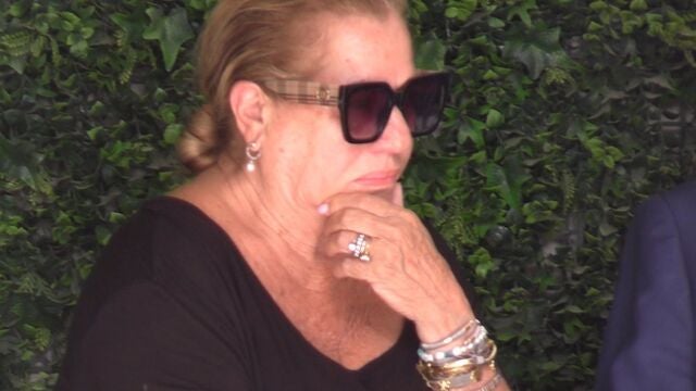 Mayte Zaldívar y sus hijas Elia y Eloísa Muñoz, rotas de dolor en el tanatorio de Julián Muñoz