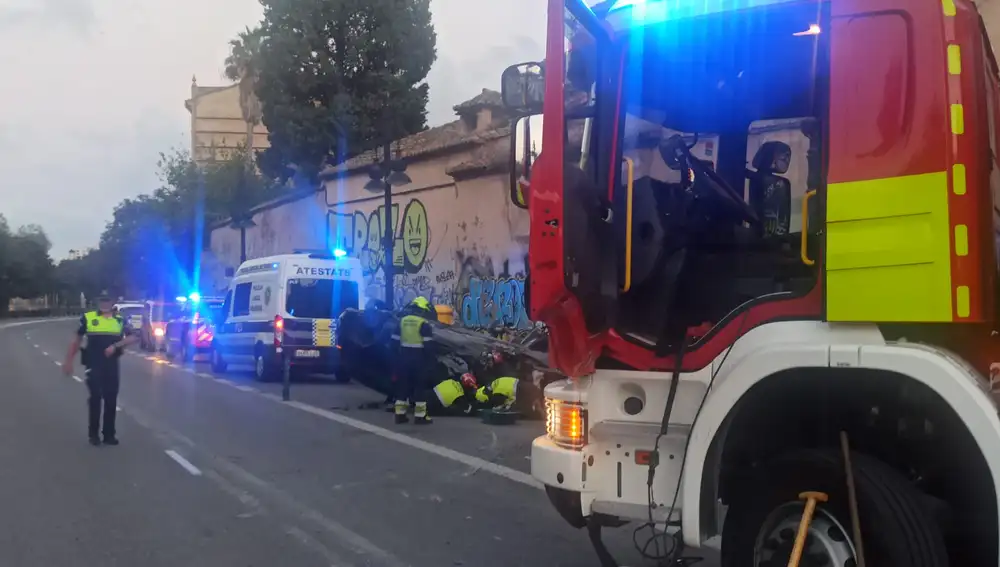 Policía Local y bomberos atienden a un coche que se ha chocado contra un muro en Valencia