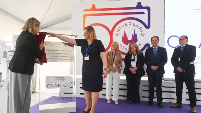 La vicepresidenta Isabel Blanco descubre la placa conmemorativa del 50 Aniversario de la planta de Clarios en Burgos, junto a Barbora Kasanicka, en presencia de Leticia García, Cristina Ayala y Eduardo Quintanal 