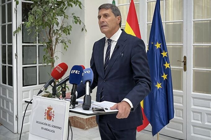 El todavía delegado del Gobierno de España en Andalucía, Pedro Fernández, durante la rueda de prensa.