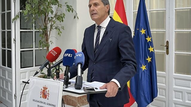 El todavía delegado del Gobierno de España en Andalucía, Pedro Fernández, durante la rueda de prensa.