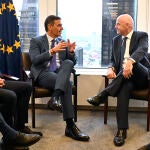 Pedro Sánchez dialoga con Gianni Infantino en Nueva York