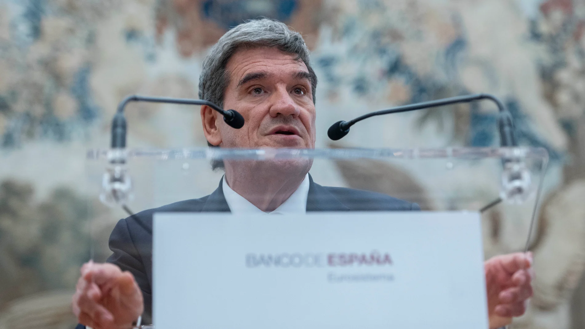 El gobernador del Banco de España, José Luis Escrivá, interviene durante la ceremonia de toma de posesión de su cargo, en el Banco de España, a 24 de septiembre de 2024, en Madrid (España). El nuevo gobernador estrena un protocolo sin discursos de sus ex compañeros en el Gobierno en coincidencia con su intento de transmitir independencia en su mandato hasta 2030. José Luis Escrivá es gobernador del Banco de España desde el pasado 6 de septiembre tras su cese como ministro de Transformación D...