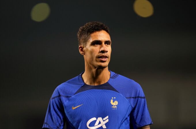 Raphael Varane viste la camiseta de Francia