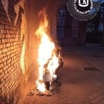 Suceso.- Detenido un joven por incendiar motos y contenedores en plena calle en el distrito de Latina