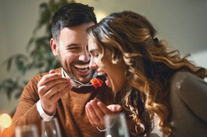 Una pareja comiendo 