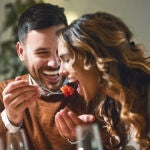 Una pareja comiendo 