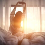 Una joven amanece por la mañana 