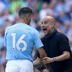 El jugador español Rodri Hernández (Manchester City), junto a su entrenador, Pep Guardiola.