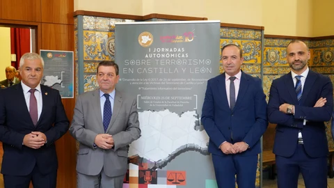 El consejero de la Presidencia, Luis Miguel González Gago; el presidente de la Asociación de Víctimas de Terrorismo, Sebastián Nogales, y el vicepresidente primero de la Diputación de Valladolid, Víctor Alonso,en la inauguración de las I Jornadas Autonómicas sobre Terrorismo en Castilla y León