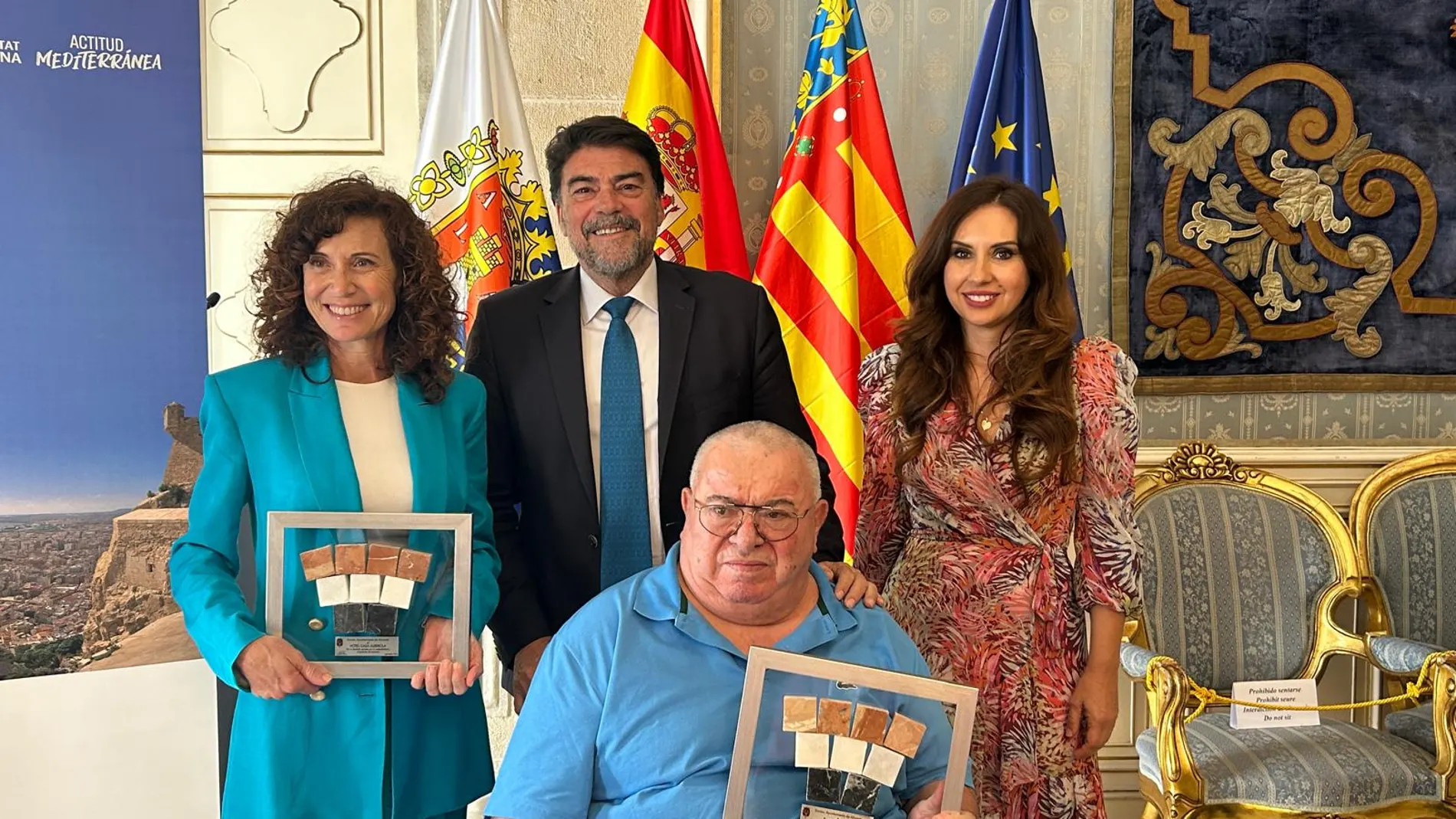 La CEO del Hotel Casa Alberola-Curio Collection by Hilton, Asunción Ujeda, el hostelero, Ramón Riquelme, junto al alcalde de Alicante, Luis Barcala, y la concejala de Turismo, Ana Poquet