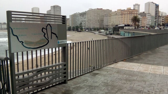 Playa de Riazor con el pub a la izquierda y en el centro, cerca de los árboles, el lugar donde Samuel Luiz fue golpeado. 