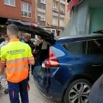 Un vehículo acaba empotrado en una peluquería canina, en Gijón, consecuencia de un choque con otro coche.