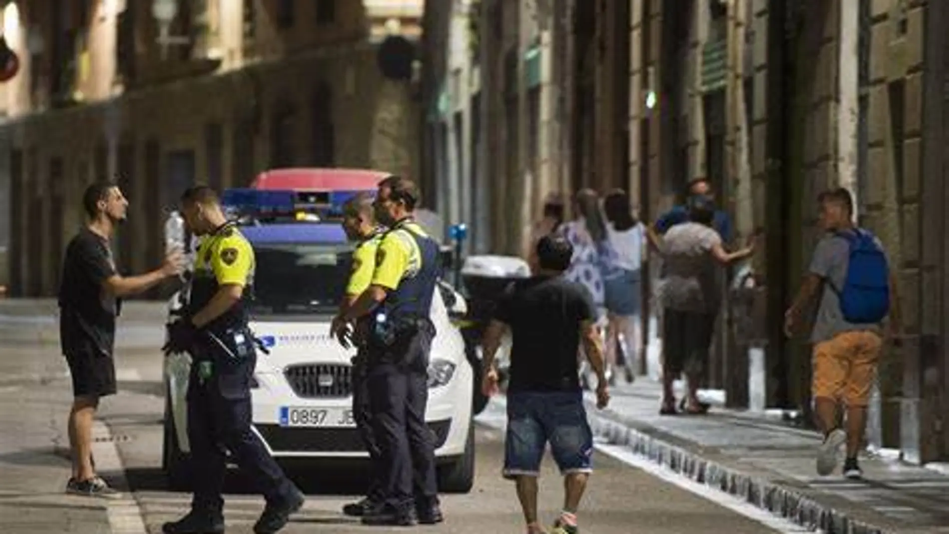 El Raval Rprotests Vídeo: agreden a una reportera de Cuatro en el peligroso barrio del ...