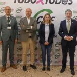 El presidente provincial CSIF, Eduardo Laso; el alcalde de Paredes de Nava, Luis Antonio Calderón: la secretaria nacional de Igualdad y Responsabilidad Social de CSIF, Eva Fernández Urbón; y el presidente autonómico de CSIF Castilla y León, Benjamín Castro 