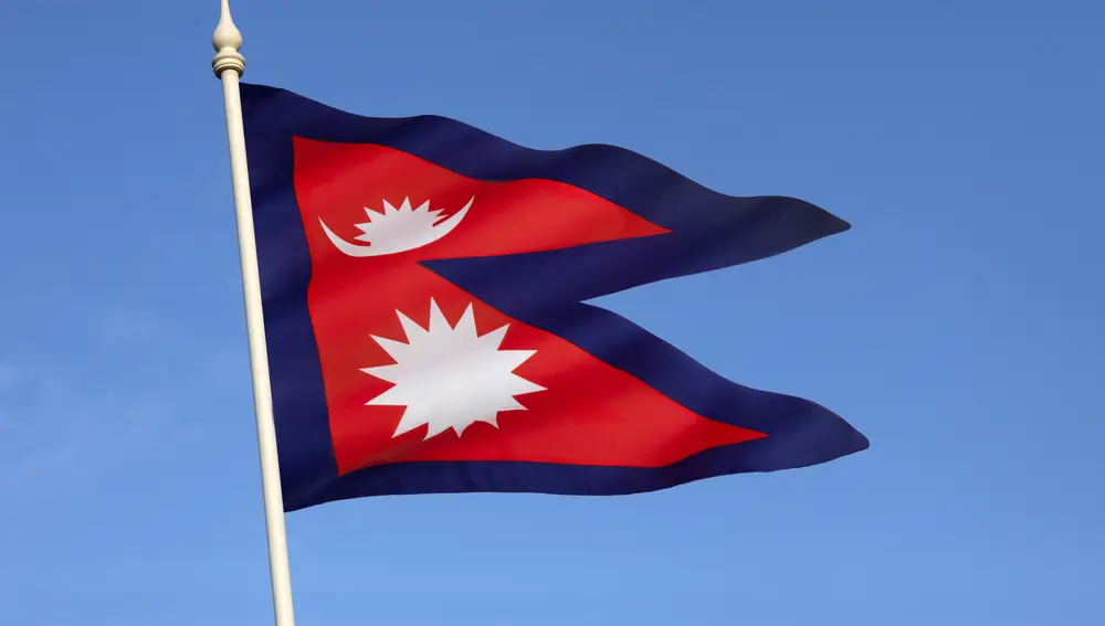 Mientras las banderas de Ciudad del Vaticano y Suiza no son rectangulares, sino cuadradas, la de Nepal es triangular, siendo la única en el mundo de esta condición