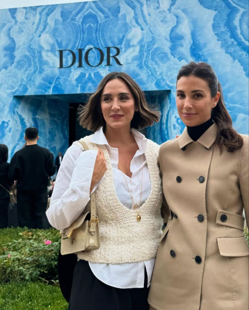 Tamara Falcó junto a Sassa de Osma en el desfile de Dior. 