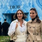 Tamara Falcó junto a Sassa de Osma en el desfile de Dior. 