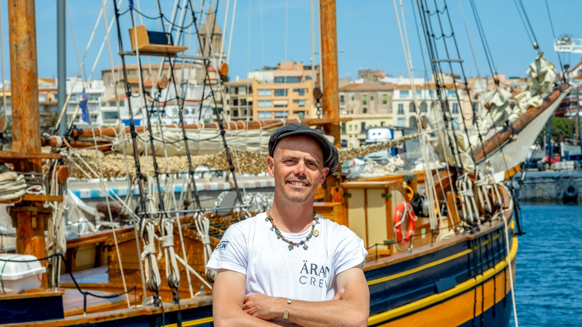 Pau Titania, emprendedor que montó un negocio turístico con una goleta en la Costa Brava con el apoyo de MicroBank