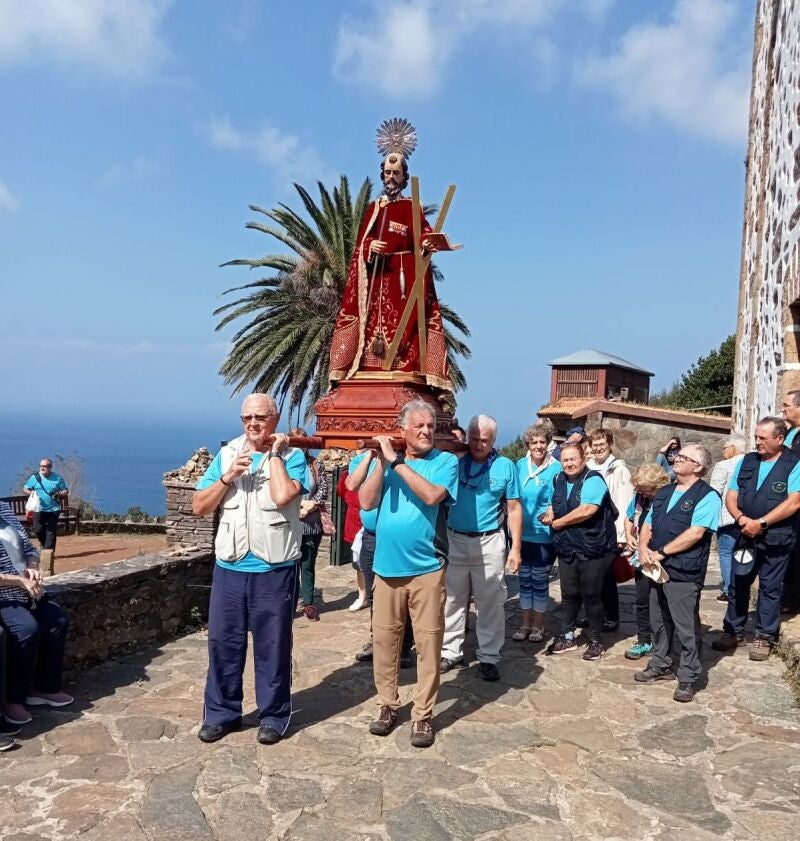 Los peregrinos portando al Santo